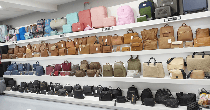Bolsos de mujer temporada otoño-invierno 2022 expuestos en Curtipiel